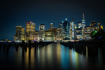 Skyline de Nueva York desde el Dumbo hasta el puerto de columnas
