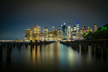 Fototapeta na wymiar Skyline de Nueva York desde el Dumbo hasta el puerto de columnas 