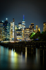 Fototapeta na wymiar Skyline de Nueva York desde el Dumbo hasta el puerto de columnas 