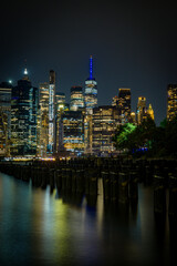Skyline de Nueva York desde el Dumbo hasta el puerto de columnas

