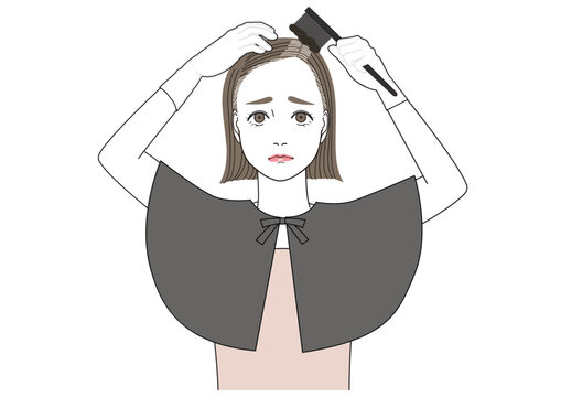 難しい顔をして自分で生え際白髪を染めている女性