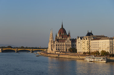 Obraz premium hungarian parliament building in Budapest, golden hour before sunset