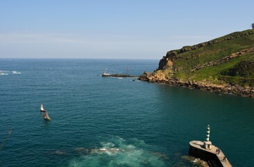 pseo por el puerto, viendo los barcos y la bocana del puerto 