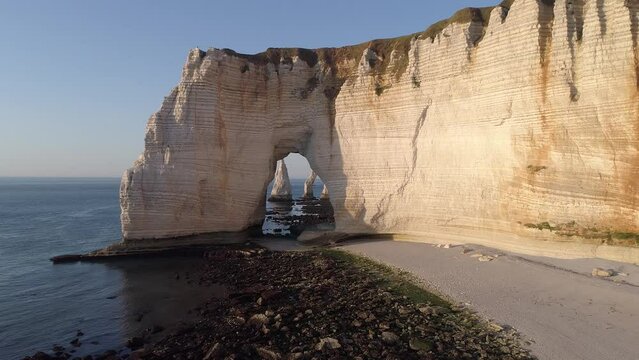 Vue a&eacute;rienne des falaises d'Etretat, Normandie, France