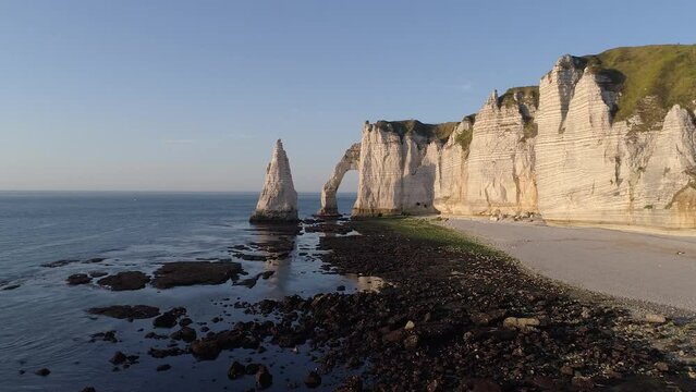 Vue a&eacute;rienne des falaises d'Etretat, Normandie, France