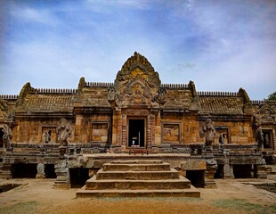 Naklejka premium The photo captures the ethereal beauty of Prasat Khao Phanom Rung against the backdrop of the Thai landscape, evoking a sense of wonder at the architectural and cultural legacy of the past.