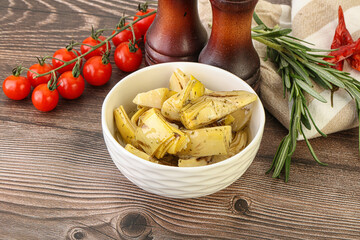 Grilled artichoke marinated in oil
