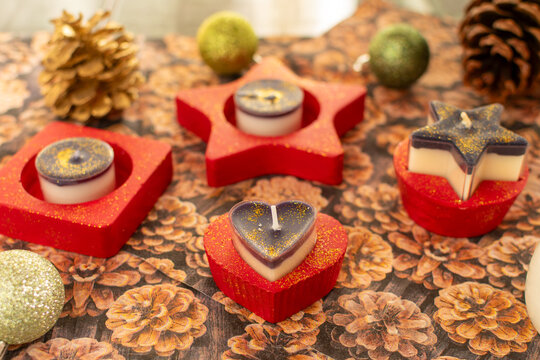 Teelichthalter in Herzform mit Teelicht in rot mit Glitzerstaub. Die Kerze ist zweifarbig mit Glitzer.
