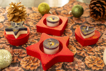 Teelichthalter mit Kerzen für Weihnachten in rot mit Glitzerstaub.
