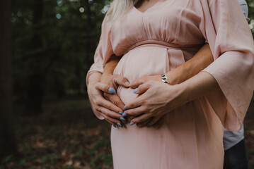 dziecko, ciąża, noworodek, oczekiwanie, ciążowy brzuszek, child, pregnancy, newborn, waiting, pregnant belly, stopa, dzieci, bobasy, noga, ciało, palce, palec, dzieciństwo, mama - obrazy, fototapety, plakaty
