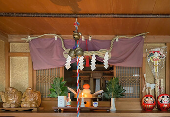 日本の家庭のお正月、神様へのお供え（神棚）