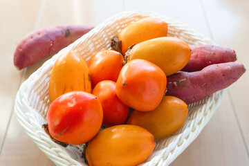 日本の秋の味覚の詰め合わせ　柿　サツマイモ　次郎柿　四ツ溝柿