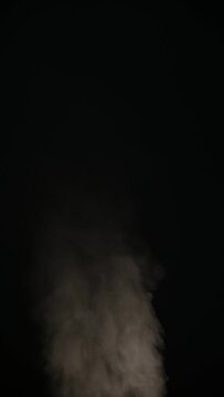 Dampf, Qualm, Wasserdampf vor schwarzem Hintergrund f&uuml;r Compositing. Intensiv und nicht intensiv
