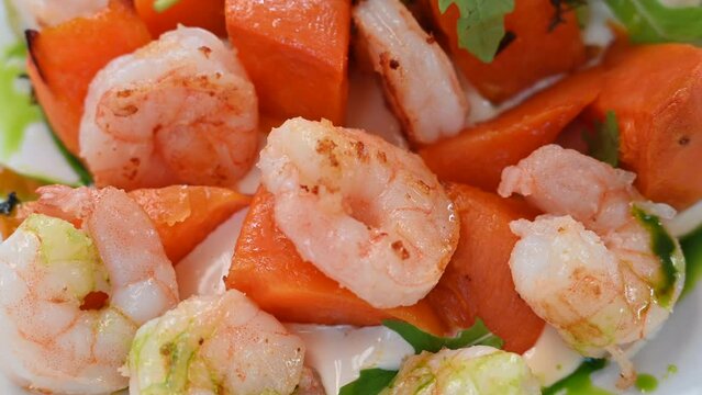 Shrimps salad with sweet potatoe and rocket greens