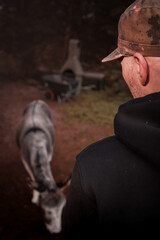 Mann mit Esel in Waldhütte