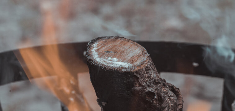 lodernde glut im Lagerfeuer