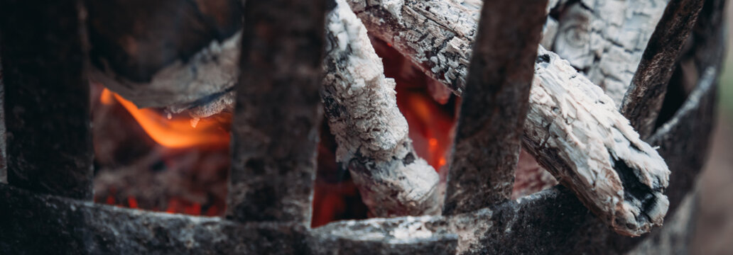 lodernde glut im Lagerfeuer