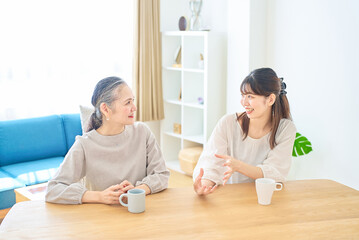 Fototapeta premium 部屋で仲良く話すシニア女性と若い女性
