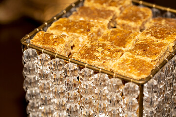 Bandeja com doce de amendoim conhecido popularmente com paçoca.  