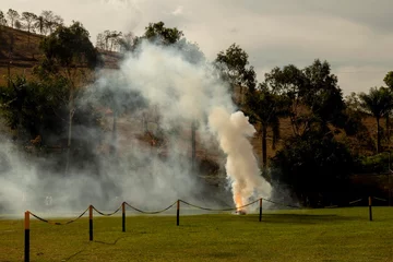 Fotobehang Fumaça provocada por queima de fogos em festa de aniversário. © Luiz