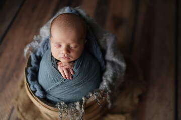 Newborn baby boy photo shoot - obrazy, fototapety, plakaty