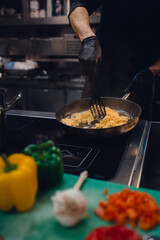 Koch brät Ei in der Pfanne