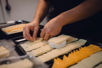 Käse für das Frühstücksbuffet wird angerichtet