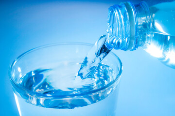 Focus on the mouth of the glass and bottle.