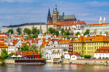 Obraz premium Lesser town (Mala Strana) cityscape with St. Vitus cathedral in Hradcany castle, Prague, Czech Republic