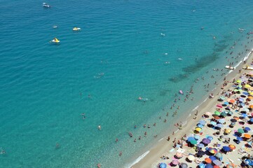Fototapeta na wymiar Tropea (Vibo Valentia) - Spiaggia, mare e bagnanti