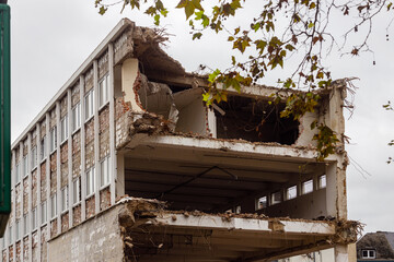Blick auf ein Gebäude, dass abgerissen wird.