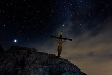 Gipfelkreuz am Watzmann Hocheck am Gipfel mit Gipfelkreuz in der Nacht bei sternenklarem Himmel und...