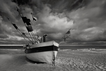 Kuter rybacki na wybrzeżu Morza Bałtyckiego, Rewal, Polska - obrazy, fototapety, plakaty