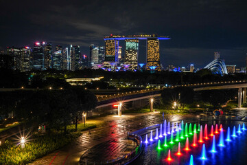 Fototapeta na wymiar Singapur bei Nacht mit Skyline