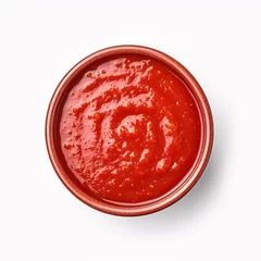 Photo sur Plexiglas Piments forts Arrabbiata sauce in a wooden bowl. Spicy Italian tomato sauce for pasta, made from tomatoes, garlic and dried red chili peppers, cooked in olive oil. Vegan sugo. Close-up over white, macro food photo.