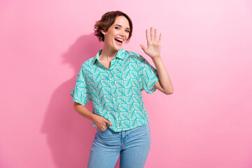 Photo of lovely positive lady toothy smile good mood arm palm waving hi isolated on pink color background © deagreez