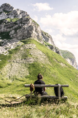 samotny mężczyzna wędrowiec na ławce w górach Durmitor, pasterz, Czarnogóra, Montenegro,...