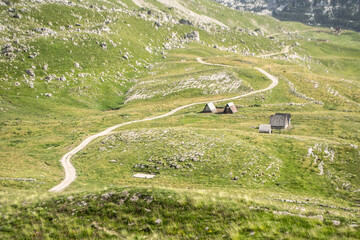 szałasy pasterskie przy trasie P14 w górach Durmitor, Czarnogóra, Montenegro, Europe