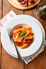 Piatto di penne all'arrabbiata, tipica pasta italiana, cibo europeo 