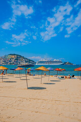 Blick auf Strand und Kreuzfahrtschiffe in Kusadasi, Aydin Türkei
