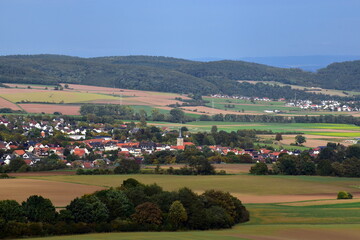 Fototapeta na wymiar Grüne Herbstlandschaft bei Bad Zwesten