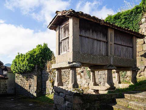 Vista de un granero t&iacute;pico gallego llamado h&oacute;rreo sobre columnas, de madera aislado del suelo en Allaritz, Galicia, verano de 2021, viajando por Espa&ntilde;a.