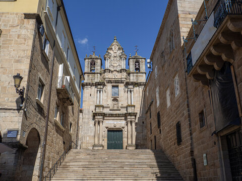 Vista de las escaleras a la Iglesia Santa Mar&iacute;a Nai en Orense con fachada barroca de &eacute;poca medieval y largas escaleras, verano de 2021 visitando Galicia, Espa&ntilde;a.
