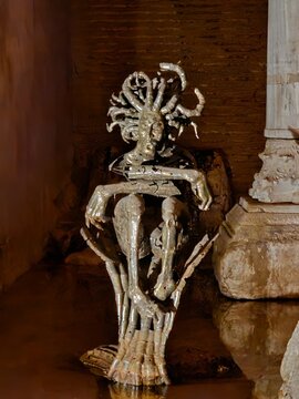 Skulptur in der Yerebatan-Zisterne
