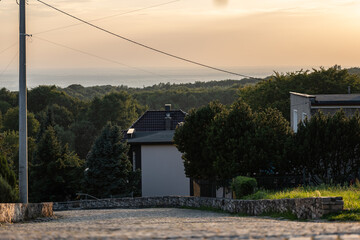 Zabytkowa kamienna ścieżka na tle zachodzącego słońca w obszarze zachodniej Polski o letniej porze roku - obrazy, fototapety, plakaty