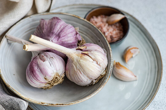 Garlic arrangement with salt on plate