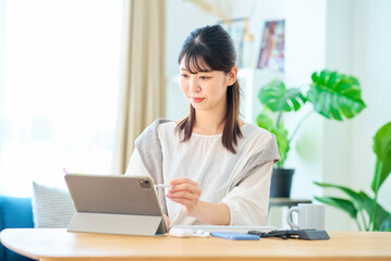 カジュアルな空間で仕事をする若い女性