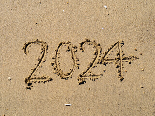 砂浜に書かれた「2024」の文字。
