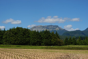 秋の奥大山と青空と稲刈りが終わった田んぼ