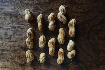 こんがり焼き目のついた殻付きの落花生